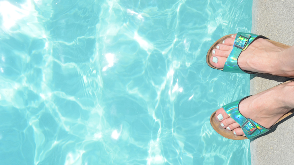 SUMMER FEET LOOKING A LITTLE ROUGH? SOOTHE THEM WITH THIS SO-SIMPLE SOAK